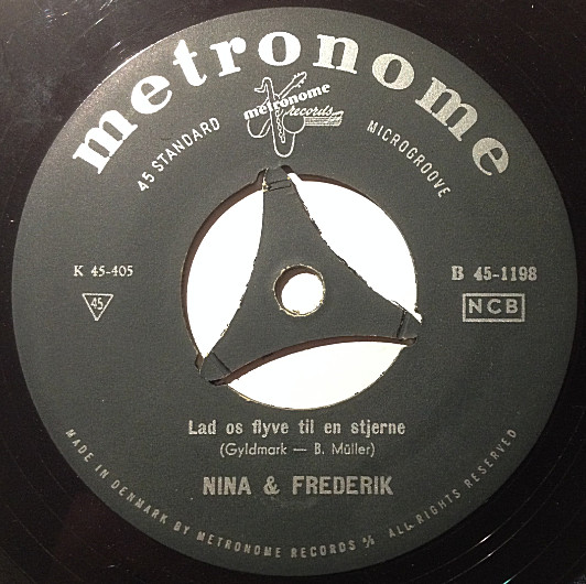 Nina & Frederik – Min Kompliment, Chérie / Lad Os Flyve Til En Stjerne (1958) – Foto 1
