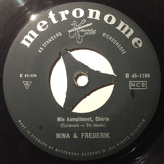 Nina & Frederik – Min Kompliment, Chérie / Lad Os Flyve Til En Stjerne (1958) – Foto 2